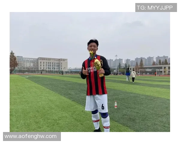 足球明星大学生的成长之路与校园生活的精彩瞬间 足球明星大学生的成长之路与校园生活的精彩瞬间